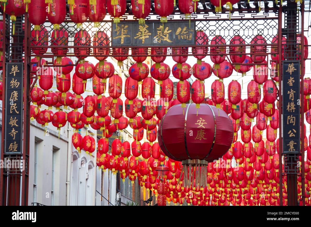 Lanternes et gens chinois célébrant le nouvel an chinois Soho Londres Banque D'Images