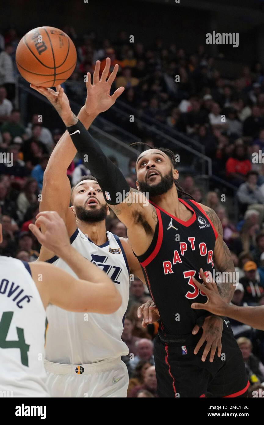 CORRECTS DAY OF THE WEEK TO THURSDAY INSTEAD OF MONDAY - Toronto Raptors guard Gary Trent Jr. (33) lays the ball in past Utah Jazz center Rudy Gobert (27) during the first half of an NBA basketball game Thursday, Nov. 18, 2021, in Salt Lake City. (AP Photo/George Frey) Banque D'Images