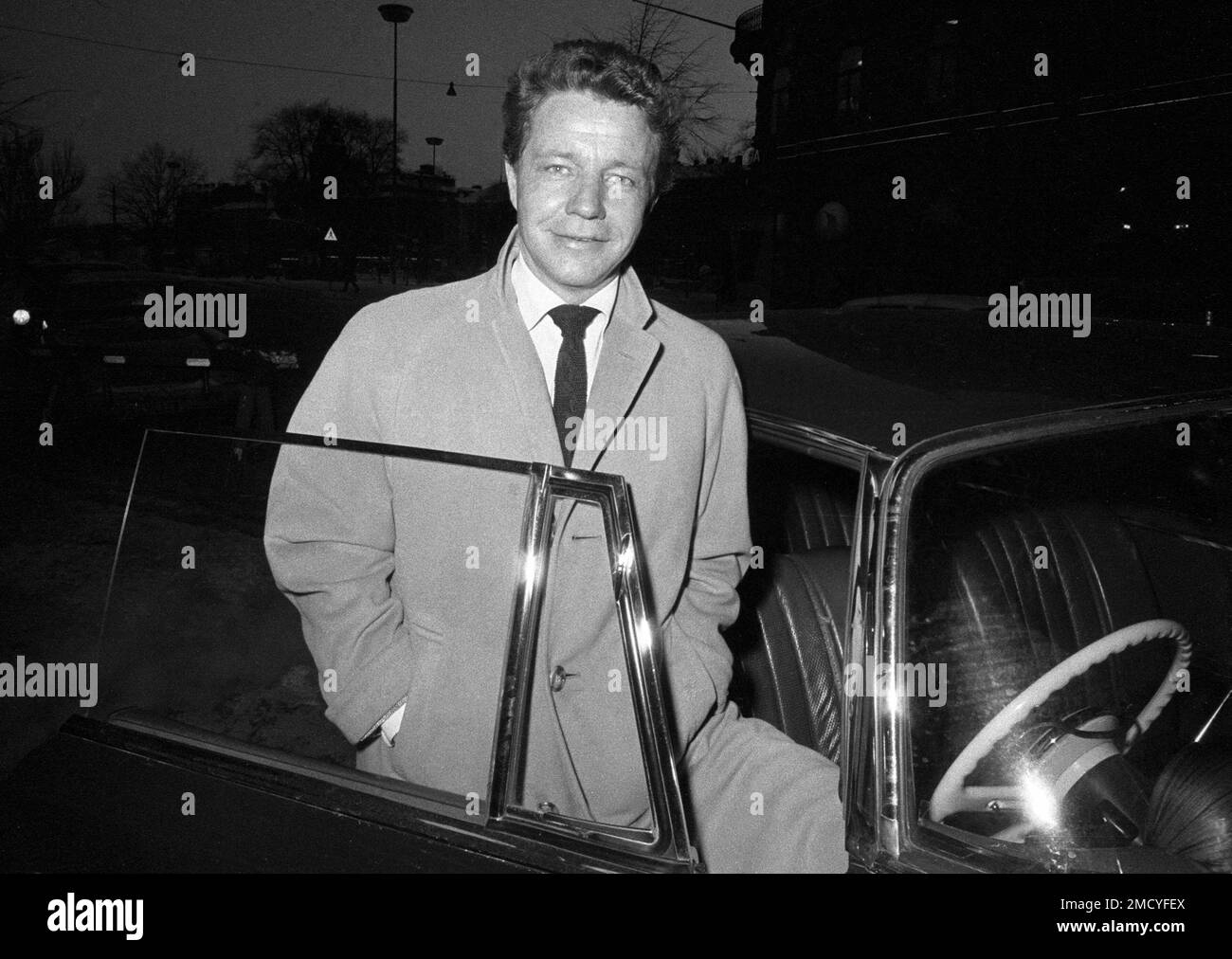 ERIC STEINER propriétaire de club suédois à la paire de chaussures à Londres en visite à Stockholm 1968 Banque D'Images