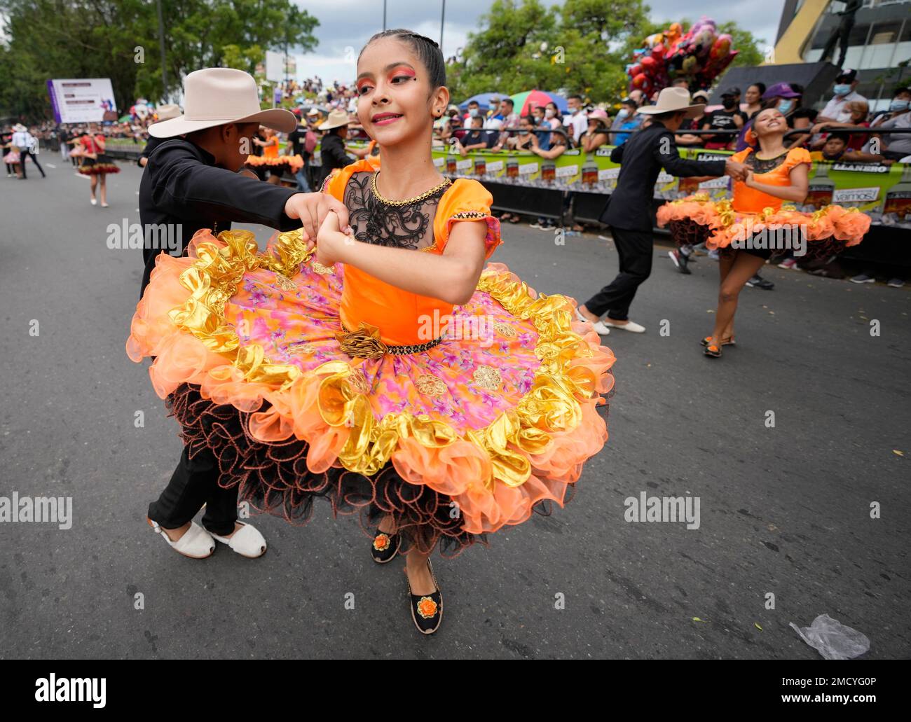 Children dance during the International Tournament of Joropo in Villavicencio, Colombia, Saturday, Nov. 13, 2021. Joropo is the traditional music and dance of the Eastern Plains of Colombia and Venezuela. (AP Photo/Fernando Vergara) Banque D'Images