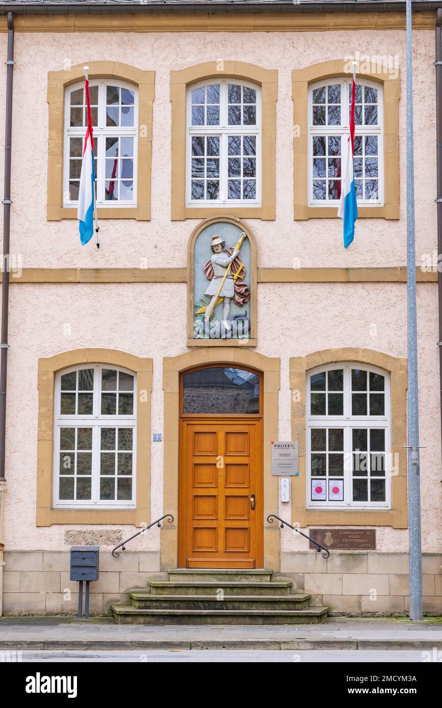 Echternach, Luxembourg - Januari 1, 2023: Paysage urbain d'Echternach entrée au bureau de police de la plus ancienne ville de Luxembourg. Près de Mullerthal. Banque D'Images