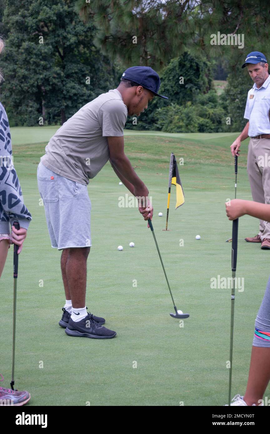 Un golfeur junior fait la queue pendant le camp de golf junior de 2022 organisé par le fort Jackson Golf Club 11 juillet 2022. Les instructeurs de l'Association professionnelle des golfeurs ont enseigné et renforcé les principes de base de la mise en place, de l'ébouillage et de leur swing pendant le camp d'une semaine. Banque D'Images