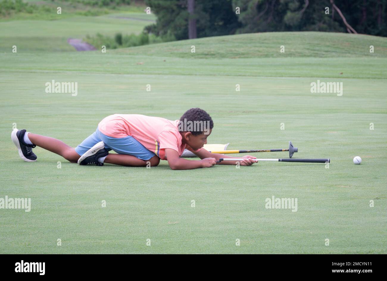 Un golfeur junior a démontré son tir de trick en mettant au club de golf de fort Jackson 11 juillet 2022. Les jeunes golfeurs âgés de 6 ans et plus ont assisté au Junior Golf Camp organisé par le fort Jackson Golf Club. Les instructeurs de l'Association professionnelle des golfeurs ont enseigné et renforcé les principes fondamentaux de la mise en place, de l'ébouillage et de leur swing pendant le camp. Banque D'Images