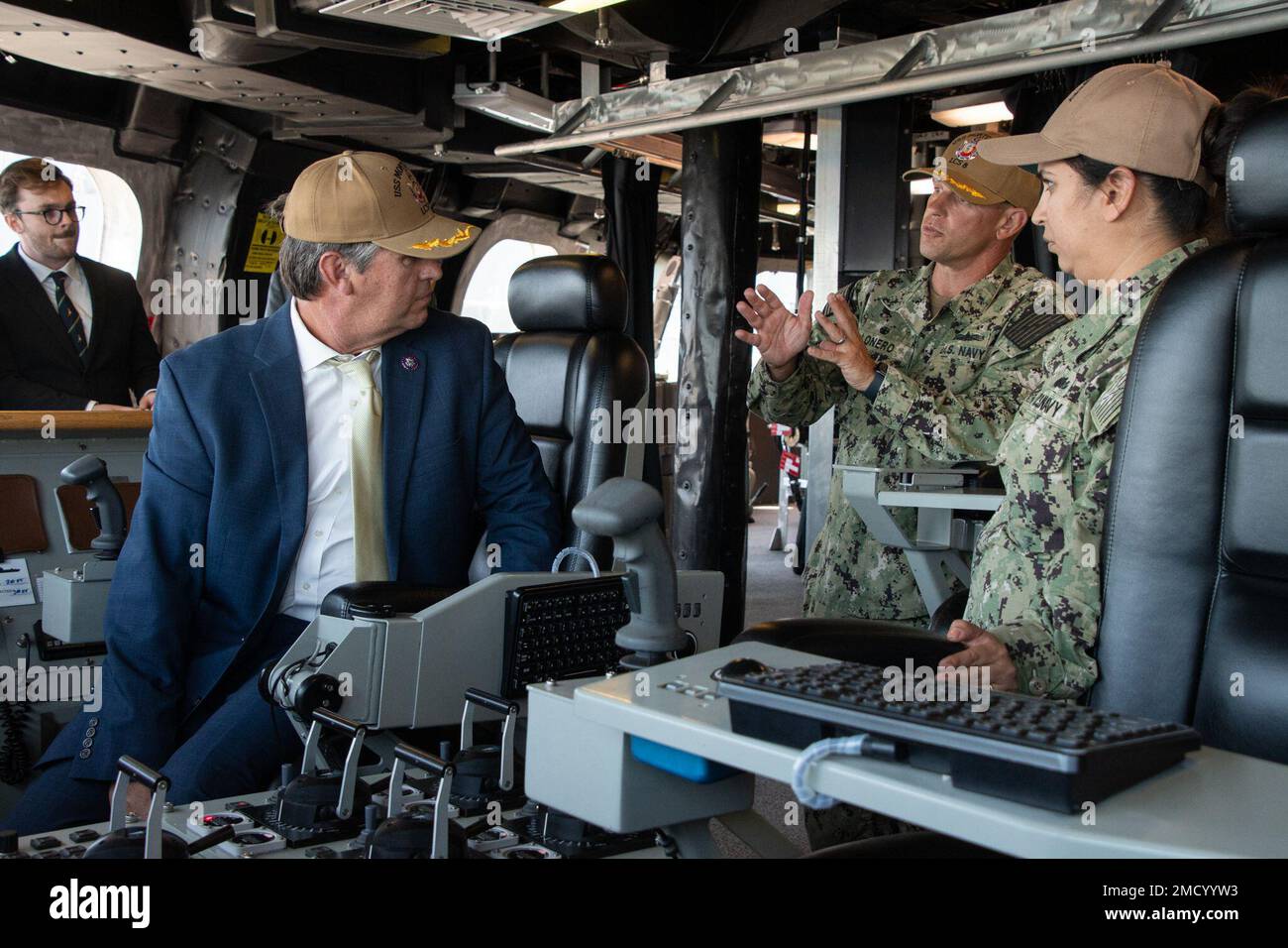 220711-N-KB922-014 SAN DIEGO (11 juillet 2022) – Cmdr. Dustin Lonero, au centre, commandant du navire de combat littoral variante Independence USS Montgomery (LCS 8), explique les capacités du navire aux États-Unis Le représentant du Congrès Barry Moore, à gauche, 11 juillet. Le représentant Moore et le personnel du Comité des anciens combattants de la Chambre ont visité le navire dans le cadre d'une visite de familiarisation au bord de l'eau de la base navale de San Diego. Les LCS sont des plates-formes rapides, agiles et axées sur la mission conçues pour fonctionner dans des environnements proches du littoral, pour se protéger des menaces côtières datant de 21st ans. Les LCS sont capables de prendre en charge la fonction de transfert Banque D'Images