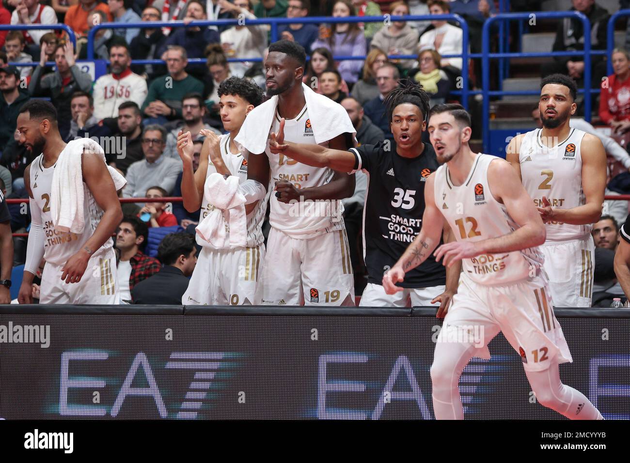 Milan, Italie. 20th janvier 2023. Italie, Milan, jan 20 2023: Le banc d'Asvel célèbre un bon jeu en 2nd quart pendant le match de basket-ball EA7 Emporio Armani Milan vs Asvel Villeurbanne, Euroligue 2022-2023 round20 (photo de Fabrizio Andrea Bertani/Pacific Press) Credit: Pacific Press Media production Corp./Alay Live News Banque D'Images