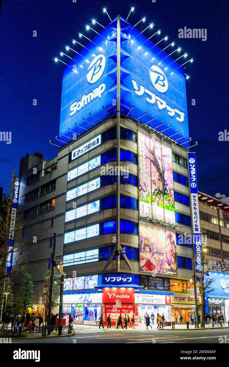 Okyo, Akihabara. Le bâtiment et magasin Sofmap Tokyo Akiba de huit étages. Extérieur du bâtiment avec un énorme logo de cinq étages sur le dessus. Éclairé de nuit Banque D'Images