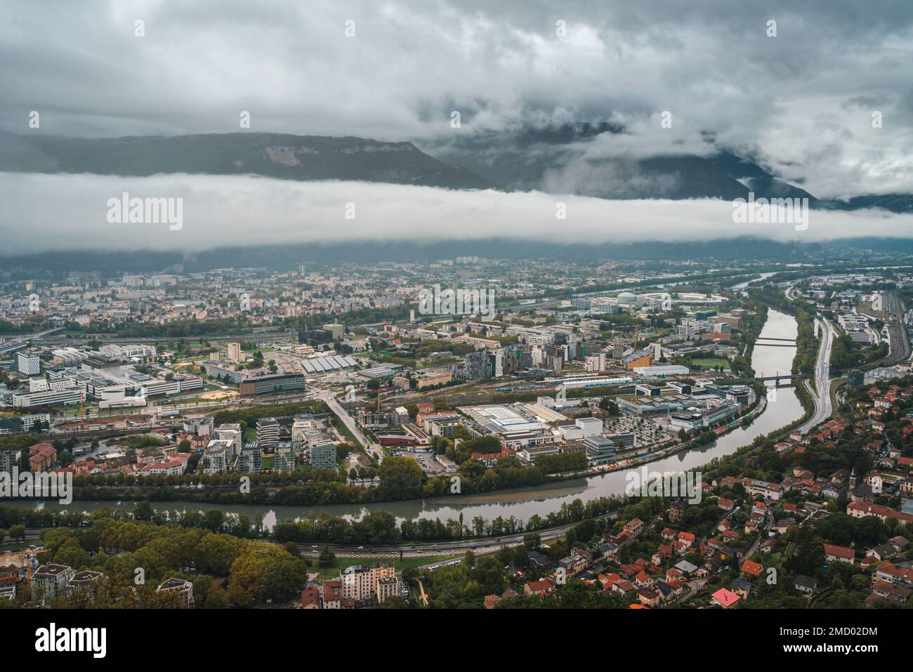 Vue aérienne de Grenoble sur la ville de Grenoble avec nuages et fond de montagne Banque D'Images