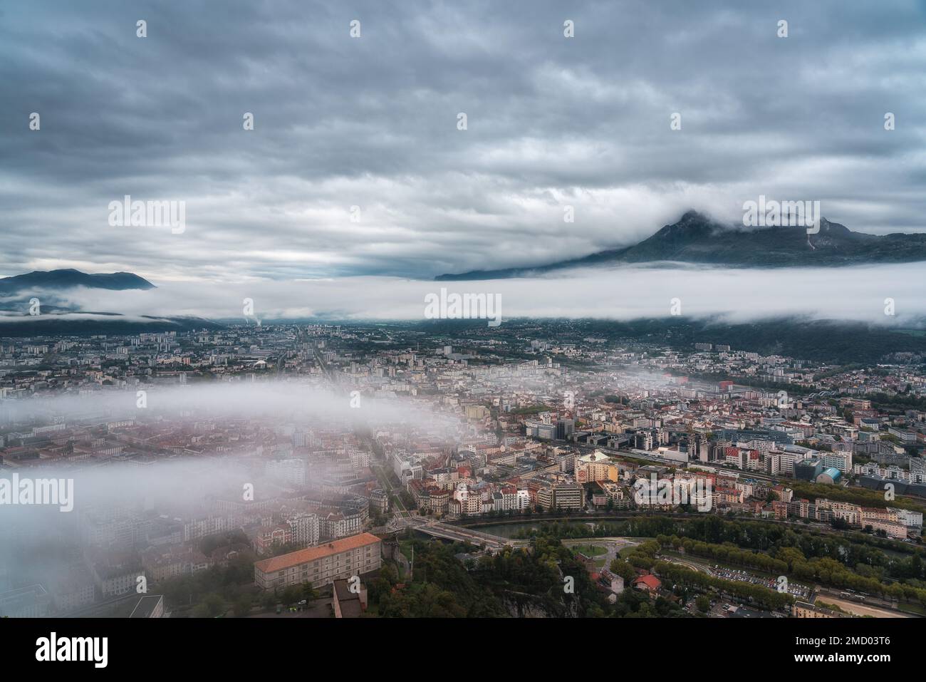 Vue aérienne de Grenoble sur la ville de Grenoble avec nuages et fond de montagne Banque D'Images