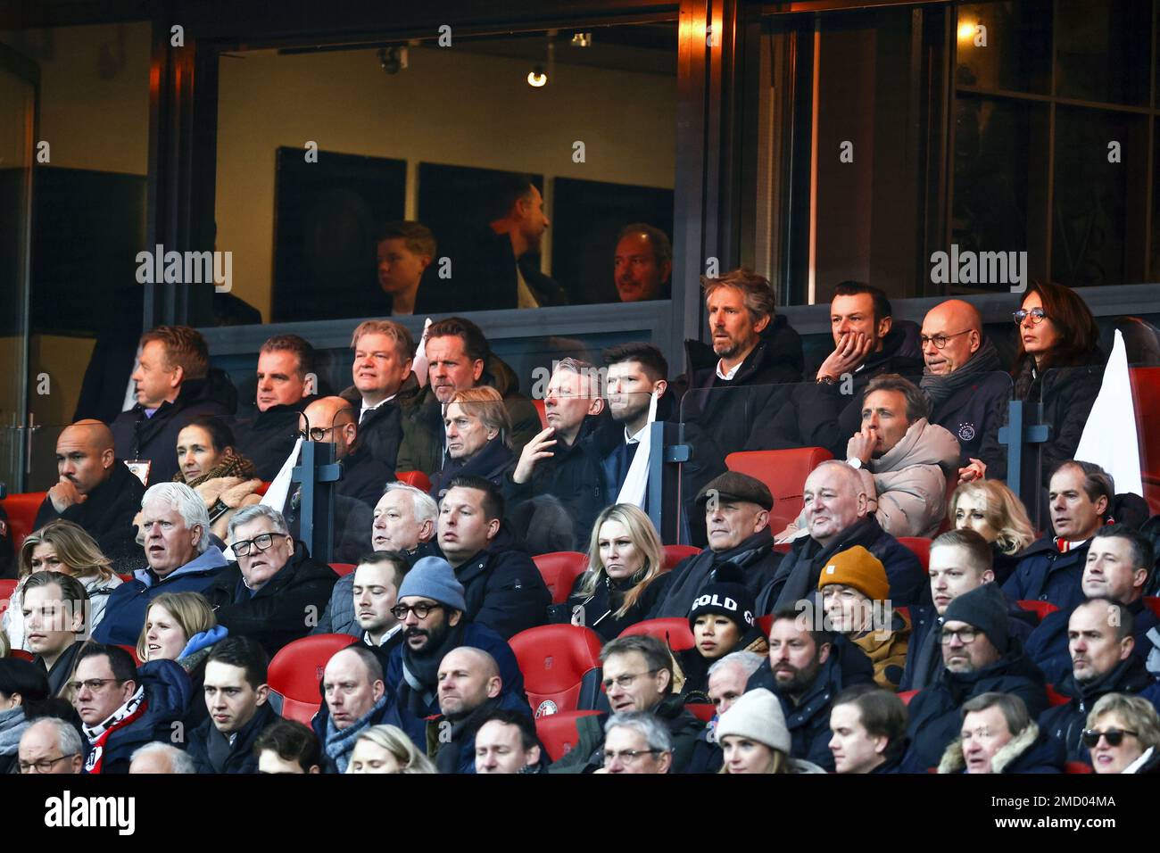 ROTTERDAM - (LR) KNVB directeur du football Nigel de Jong, KNVB directeur général Marianne van Leeuwen Feyenoord directeur général Dennis te Kloese, Adrie Koster, Ajax directeur technique Gerry Hamstra, Ajax directeur technique Klaas-Jan Huntelaar, Ajax directeur général Edwin van der SAR, Ajax directeur commercial Menno GeelenAjax directeur général des sports Maurits Hendriks, la directrice financière Ajax Susan Lenderink dans les tribunes pendant le match de première ligue des pays-Bas entre Feyenoord et Ajax à Feyenoord Stadion de Kuip on 22 janvier 2023 à Rotterdam, pays-Bas. ANP MAURICE VAN STONE Banque D'Images