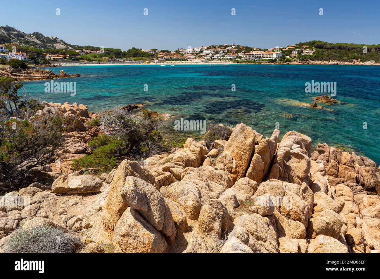 Vue sur le littoral méditerranéen avec océan turquoise clair, vagues douces, paysage de granite côtier naturellement sculpté : Banque D'Images