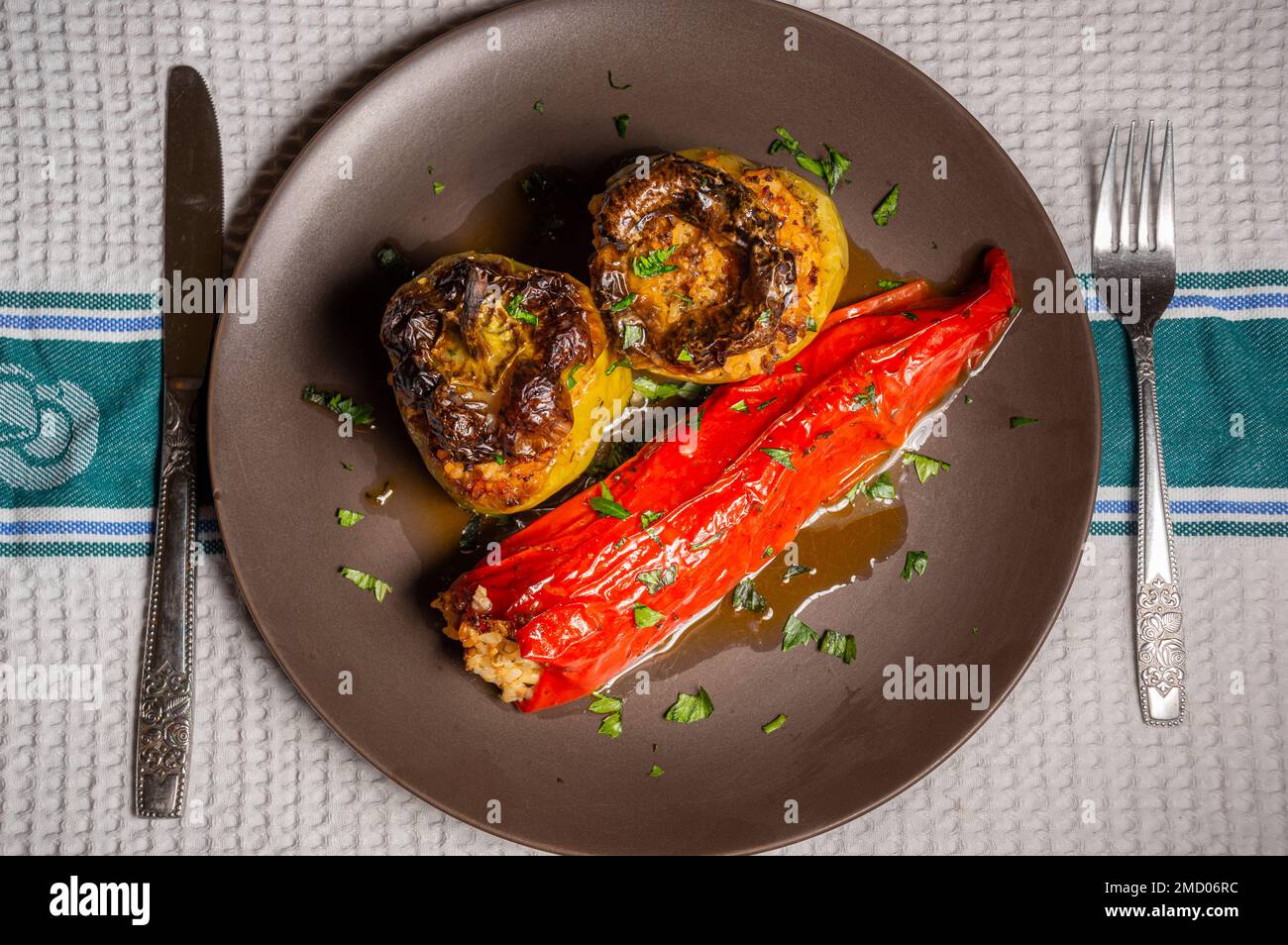 Gemista traditionnel grec, poivrons farcis à la viande et au riz Banque D'Images