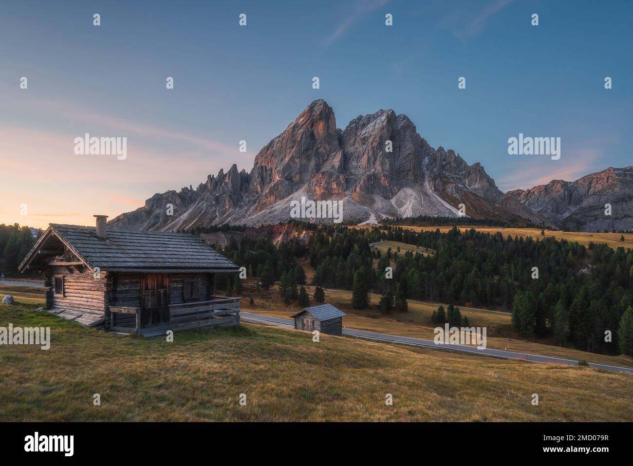 Paysages de montagne dolomite au lever du soleil, Passo delle erbe dans les Alpes Dolomites, Italie Banque D'Images