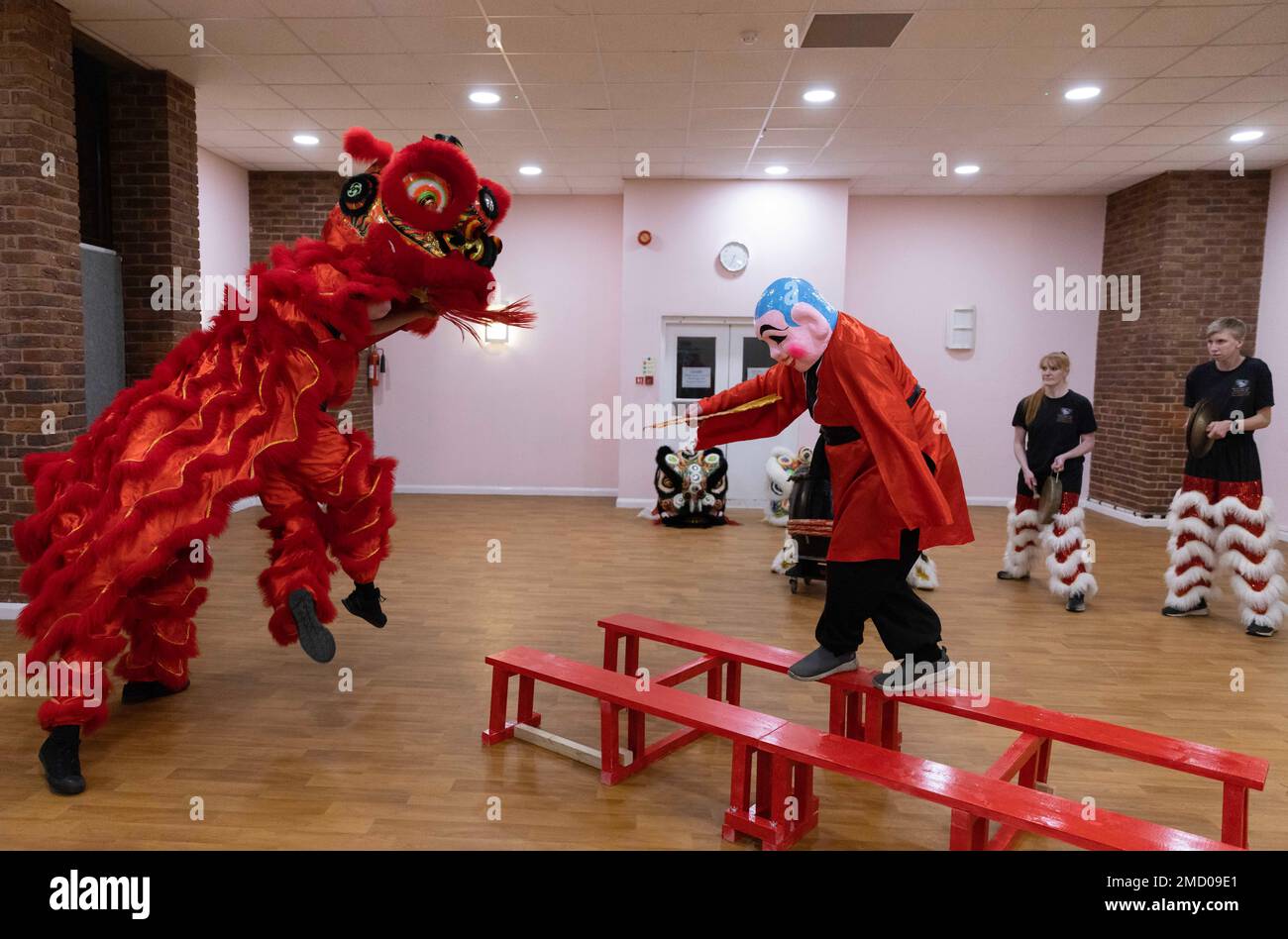 Les membres de la World Eagle Claw Association UK Lion Dance Team se sont préparés avant les célébrations du nouvel an chinois dans leur salle communautaire locale, en Angleterre. Banque D'Images