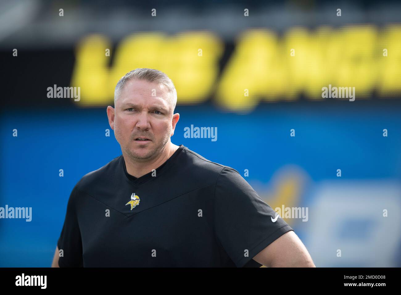 Minnesota Vikings assistant offensive line coach Ben Steele watches the players before an NFL football game against the Los Angeles Chargers Sunday, Nov. 14, 2021, in Inglewood, Calif. (AP Photo/Kyusung Gong) Banque D'Images