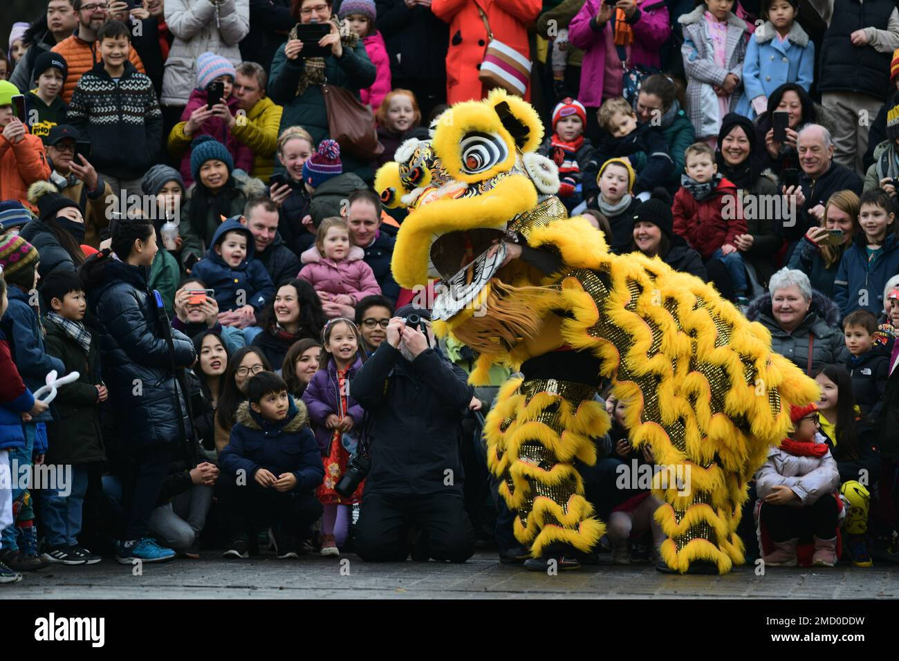 Edinburgh, Écosse, Royaume-Uni, 22 janvier 2023. Le festival du nouvel an chinois se déroule sur le monticule à l'extérieur de la National Gallery of Scotland avec danse et costume. credit sst/alamy nouvelles en direct Banque D'Images