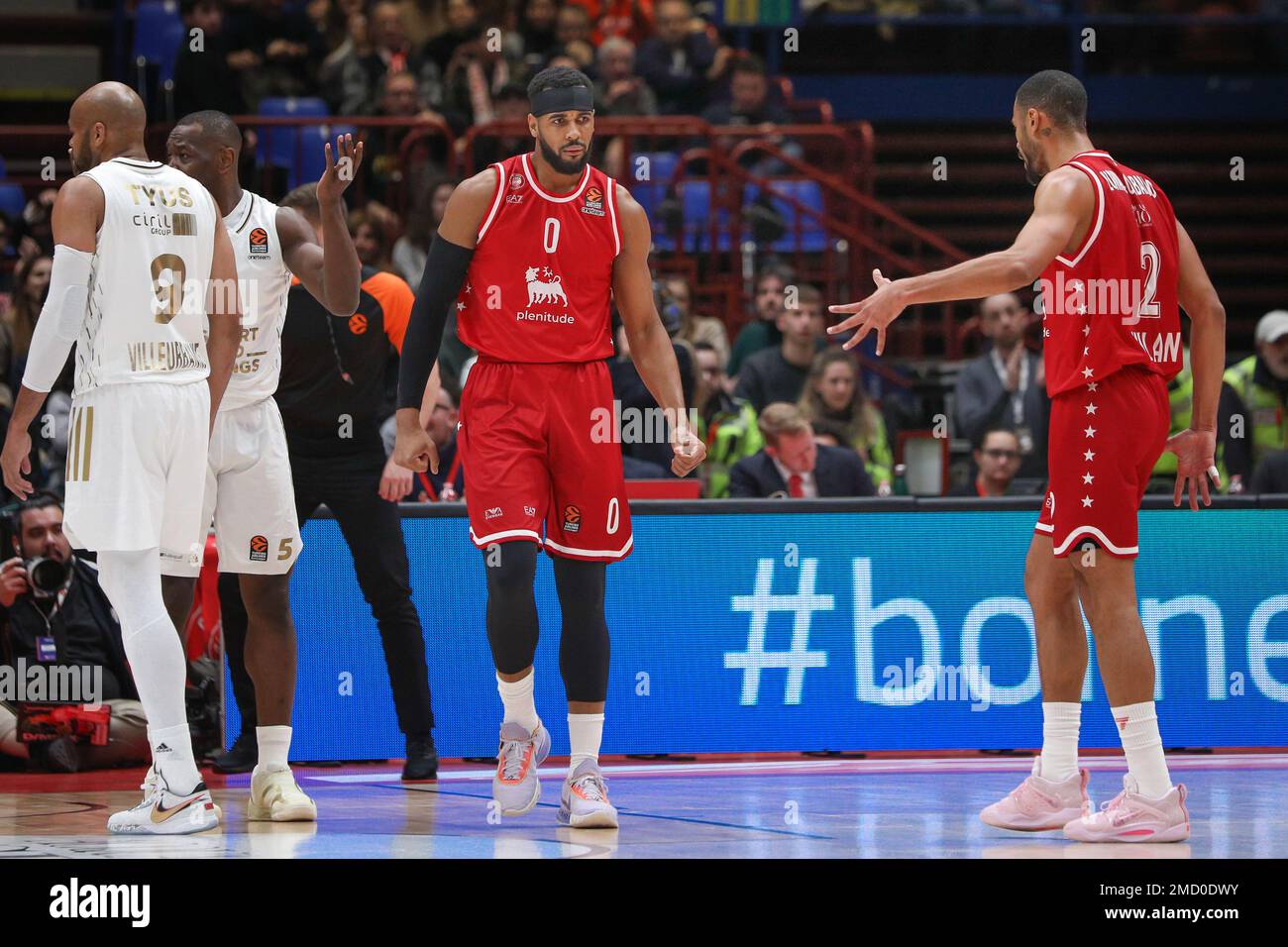 20 janvier 2023, Milan, Italie, Italie: Italie, Milan, jan 20 2023: Brandon Davies (Armani Milan centre) fête en 1st quart pendant le match de basket-ball EA7 Emporio Armani Milan vs Asvel Villeurbanne, Euroligue 2022-2023 round20 (Credit image: © Fabrizio Bertani/Pacific Press via ZUMA Press Wire) USAGE ÉDITORIAL SEULEMENT! Non destiné À un usage commercial ! Banque D'Images