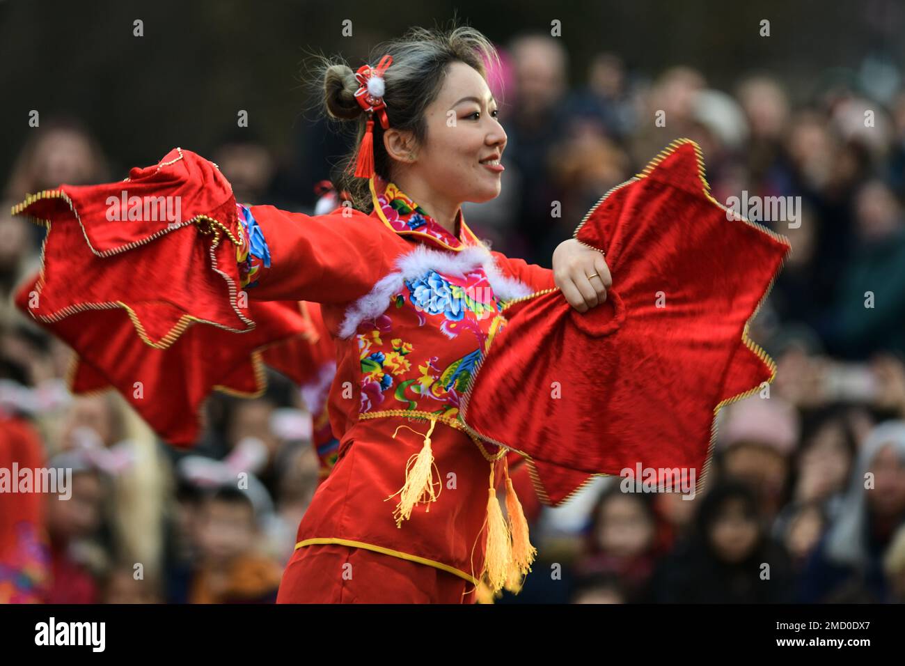 Edinburgh, Écosse, Royaume-Uni, 22 janvier 2023. Le festival du nouvel an chinois se déroule sur le monticule à l'extérieur de la National Gallery of Scotland avec danse et costume. credit sst/alamy nouvelles en direct Banque D'Images