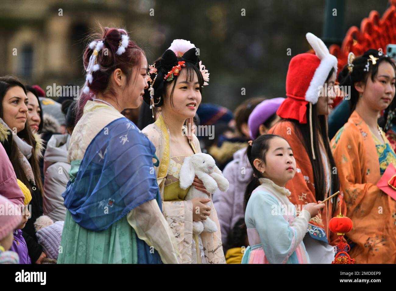 Edinburgh, Écosse, Royaume-Uni, 22 janvier 2023. Le festival du nouvel an chinois se déroule sur le monticule à l'extérieur de la National Gallery of Scotland avec danse et costume. credit sst/alamy nouvelles en direct Banque D'Images