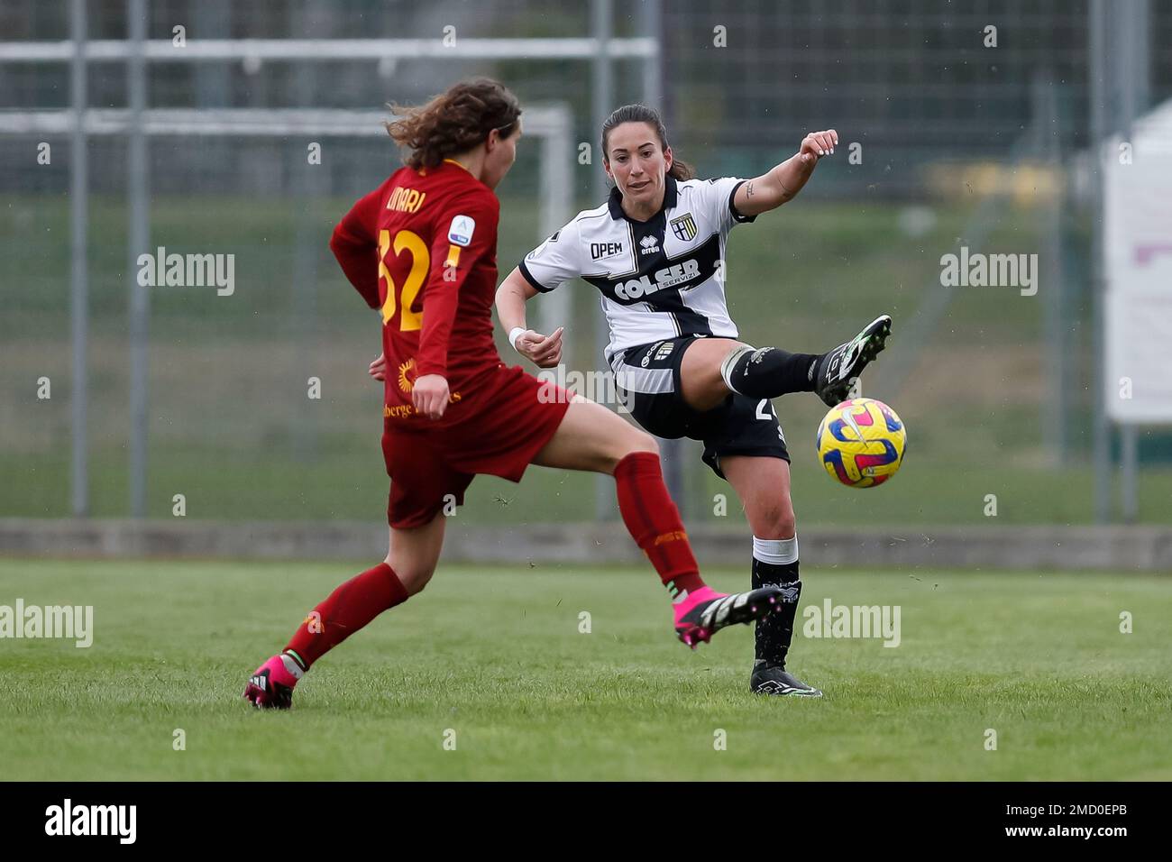 Melania Martinovic (Parme Women)Elena Linari (Roma Femminile) lors du match italien 'erie A Women entre Parme Women 2-3 femmes roms au stade Noce sur 22 janvier 2023 à Parme, Italie. Credit: Maurizio Borsari/AFLO/Alay Live News Banque D'Images