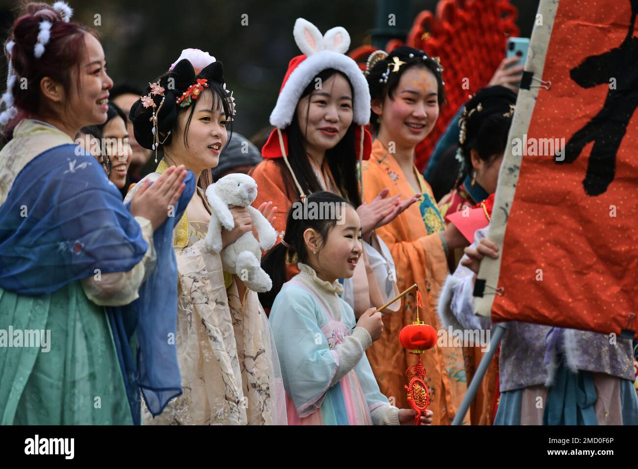 Edinburgh, Écosse, Royaume-Uni, 22 janvier 2023. Le festival du nouvel an chinois se déroule sur le monticule à l'extérieur de la National Gallery of Scotland avec danse et costume. credit sst/alamy nouvelles en direct Banque D'Images