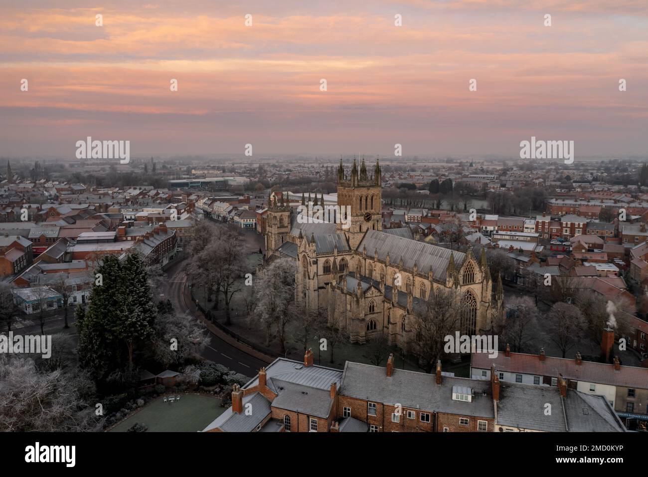 Une vue aérienne de la ville marchande du Yorkshire du Nord de Selby avec l'ancienne architecture de l'abbaye de Selby au lever du soleil par une froide matinée d'hiver Banque D'Images