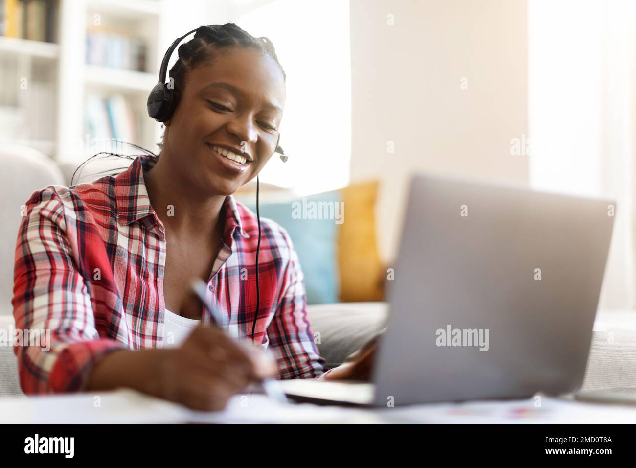 Jeune femme noire étudiante participant à un séminaire en ligne ou à une formation en ligne Banque D'Images
