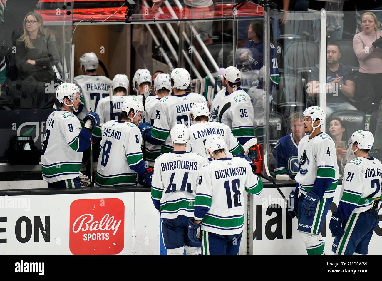 Vancouver Canucks players leave the ice after their loss to the Anaheim Ducks in an NHL hockey game Sunday, Nov. 14, 2021, in Anaheim, Calif. (AP Photo/Jae C. Hong) Banque D'Images