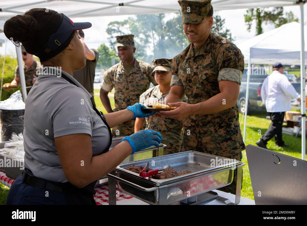 Les employés de Sodexo servent de la nourriture des Marines américains lors de la cérémonie de réouverture du Mess Hall-303 au camp Lejeune de la Marine corps base (MCB), Caroline du Nord, le 12 juillet 2022. Mess Hall-303 offre un soutien au MCB Camp Lejeune en fournissant des repas avec un service adapté par une main-d'œuvre bien formée. Bases, MCB Camp Lejeune, MCIEAST, prêt, chow hall, service alimentaire, Banque D'Images