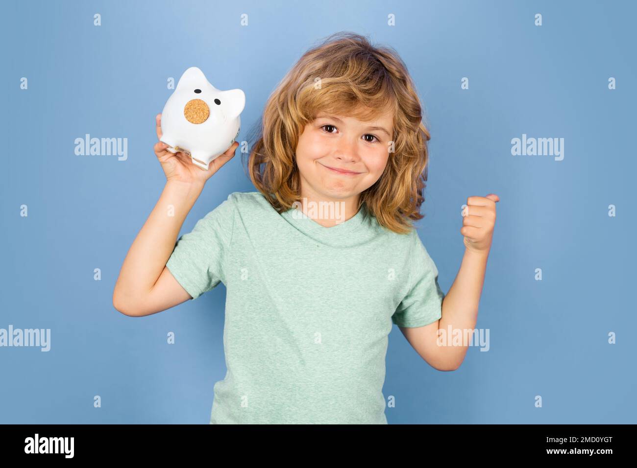 Concept de banque de porc pour économiser de l'argent. Portrait d'un enfant avec des billets de banque en dollars isolés sur fond de studio. Banque D'Images