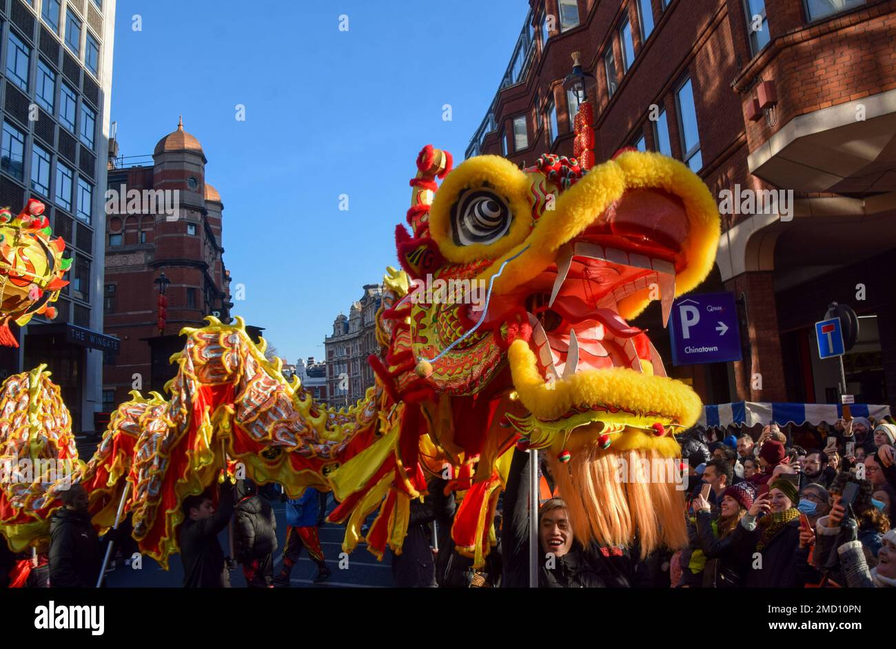 Londres, Royaume-Uni. 22nd janvier 2023. Les artistes du Dragon divertissent la foule tandis que la parade du nouvel an chinois passe à travers le West End de Londres, célébrant l'année du lapin. Credit: Vuk Valcic/Alamy Live News Banque D'Images