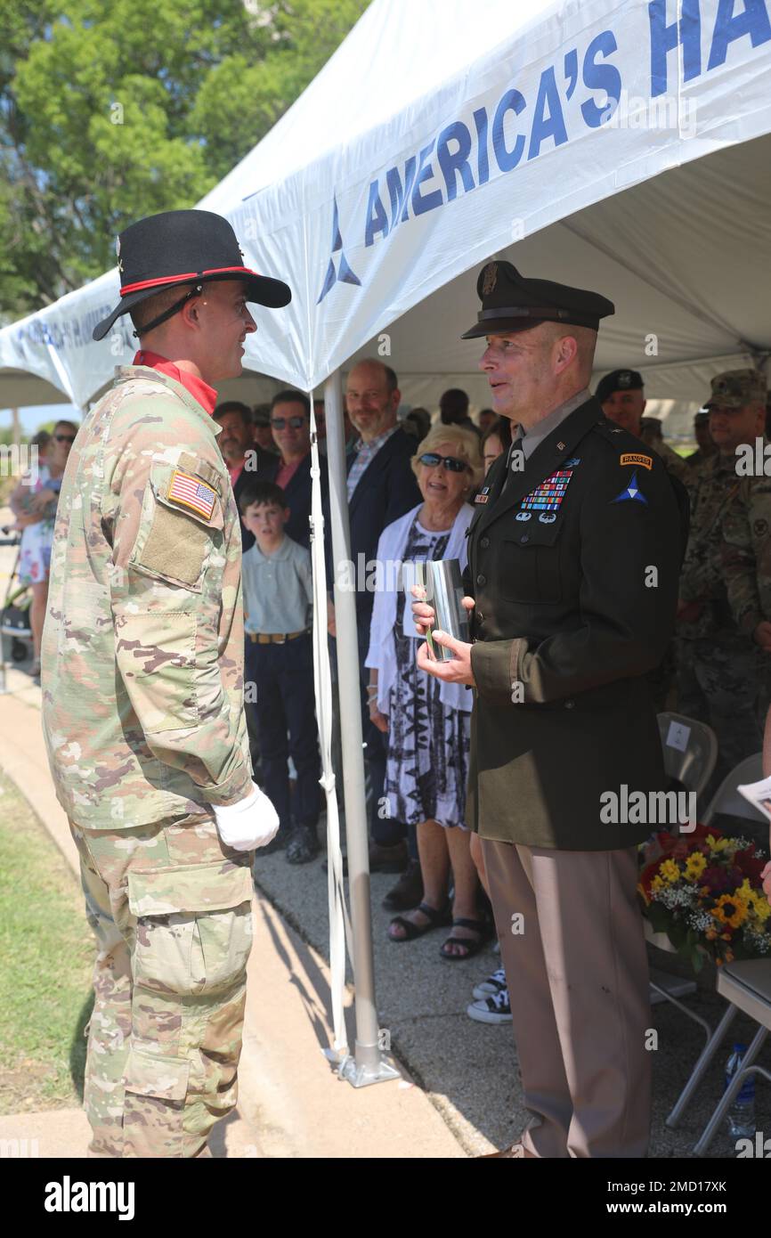 ÉTATS-UNIS Dusty Laird affecté au bataillon Alpha Battery 3rd, 16th, Régiment d'artillerie de campagne, 2nd Brigade combat Team, 1st, division Cavalry, présente au brigadier général Brown une enveloppe de coquillages de sa première fois comme officier général. Le colonel Matthew W. Brown a été promu au grade de brigadier général 12 juillet 2022 lors d'une cérémonie à fort Hood, au Texas, par le lieutenant général Robert 'Pat' White, commandant du corps blindé III et du fort Hood. Banque D'Images