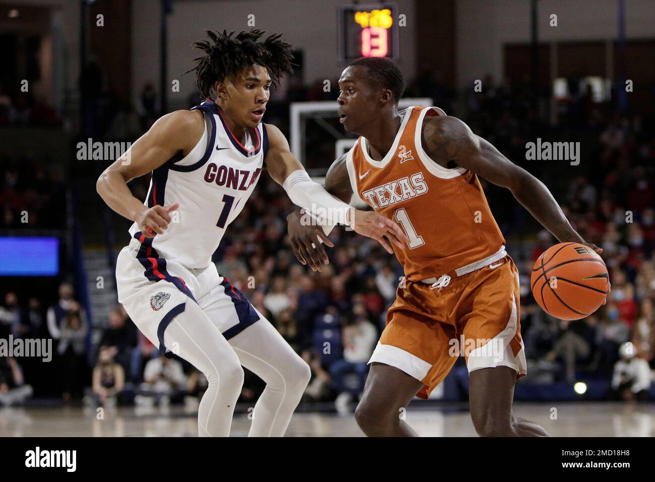 Texas guard Andrew Jones, right, controls the ball while pressured by Gonzaga guard Hunter Sallis during the first half of an NCAA college basketball game, Saturday, Nov. 13, 2021, in Spokane, Wash. (AP Photo/Young Kwak) Banque D'Images