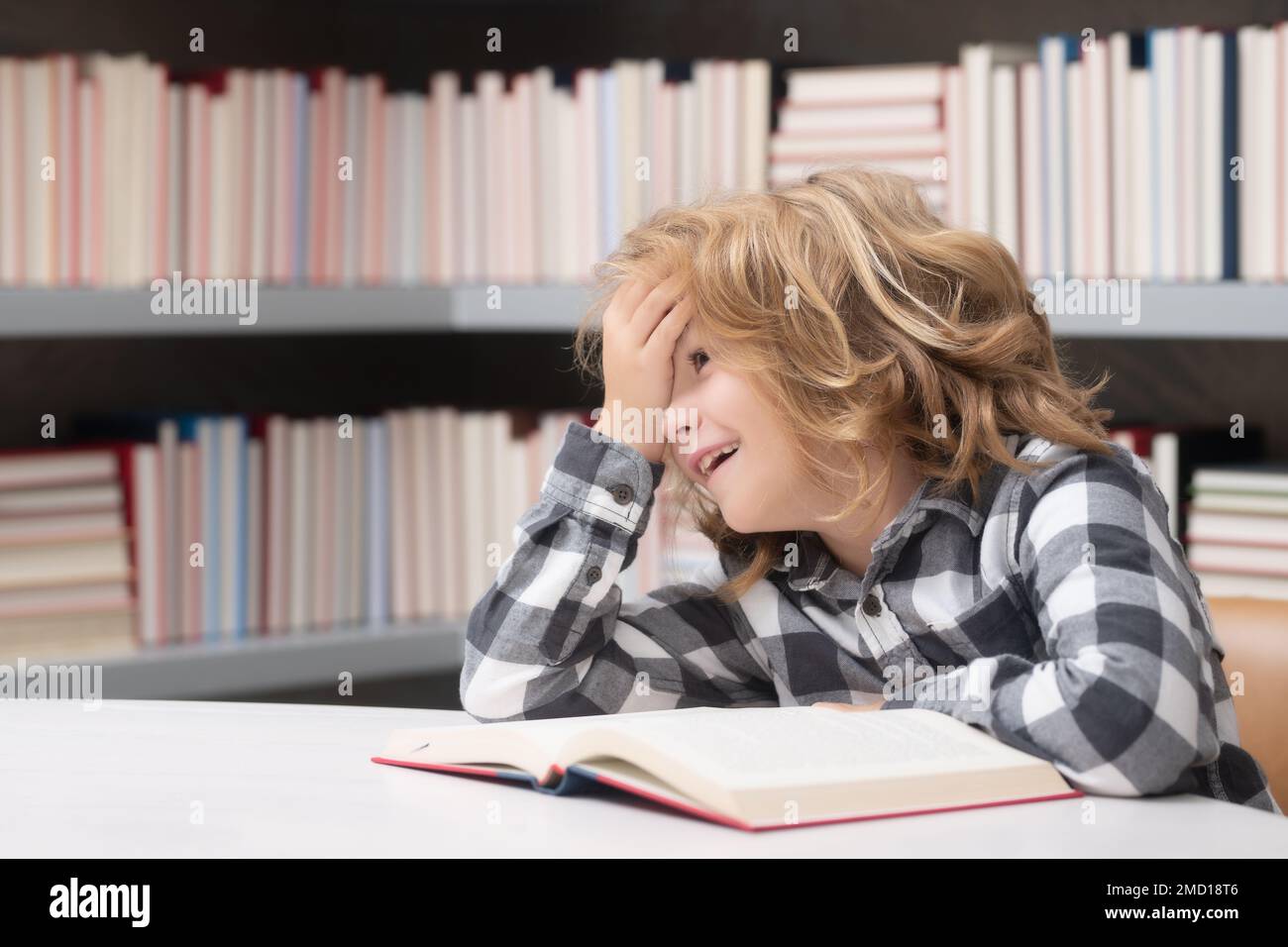 Concept d'enfance et d'éducation. Livre de lecture pour enfants dans un magasin de livres ou une bibliothèque, Banque D'Images