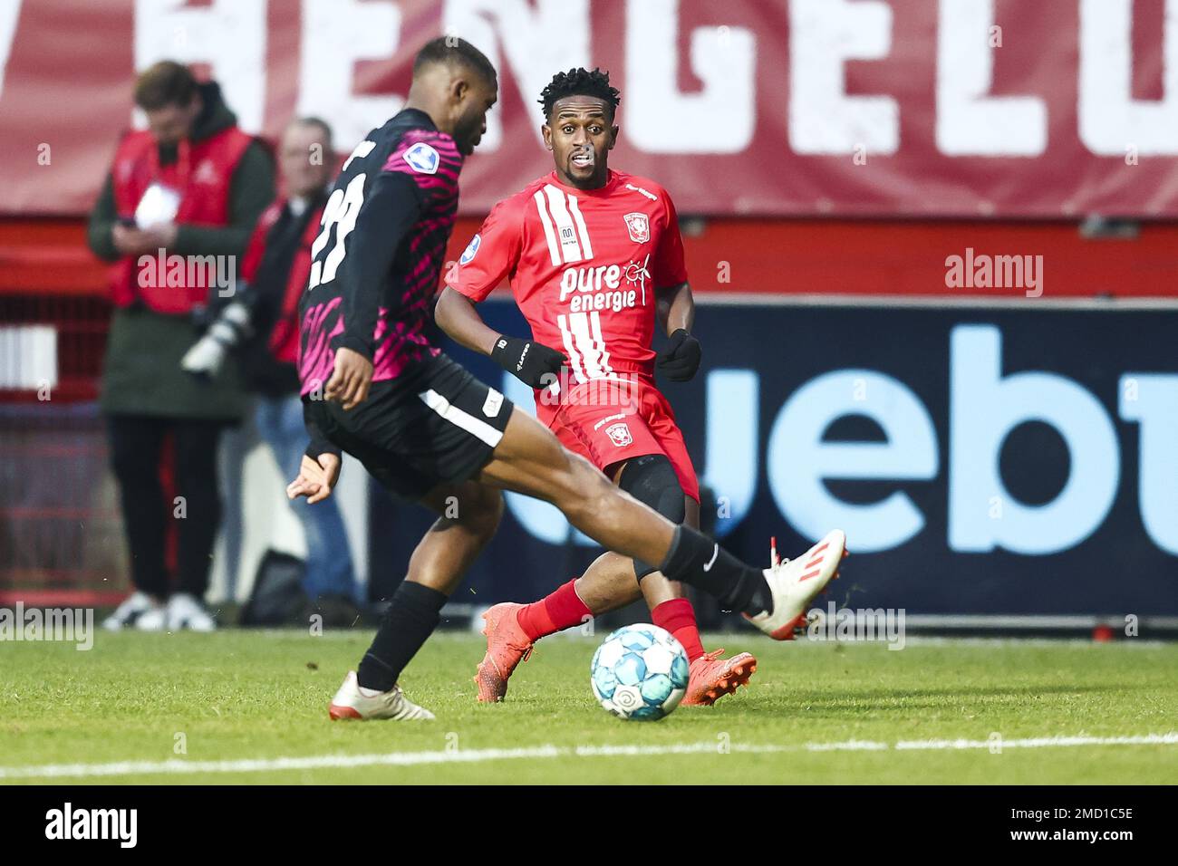 ENSCHEDE - Modibo Sagnanr du FC Utrecht, Virgile Misidjan du FC Twente (lr) lors du match de première ligue néerlandais entre le FC Twente et le FC Utrecht au Stadion de Grolsch Veste on 22 janvier 2023 à Enschede, pays-Bas. ANP VINCENT JANNINK Banque D'Images