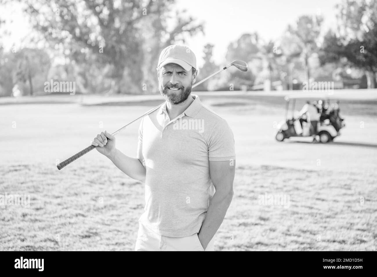 joueur de golf homme joyeux sur un parcours professionnel avec herbe verte, sportif Banque D'Images