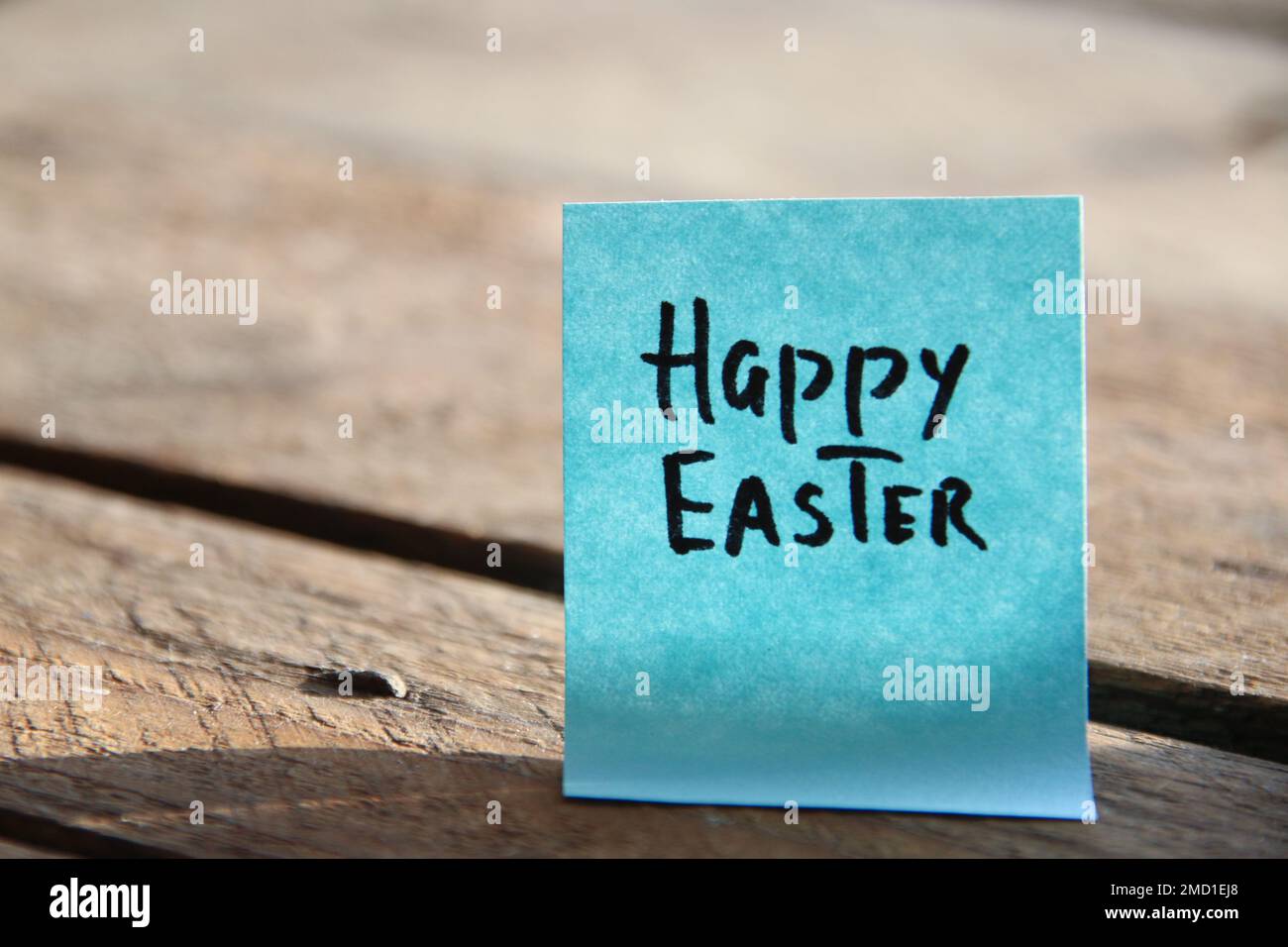 Concept joyeuses Pâques ! L'inscription sur l'étiquette bleue. Banque D'Images