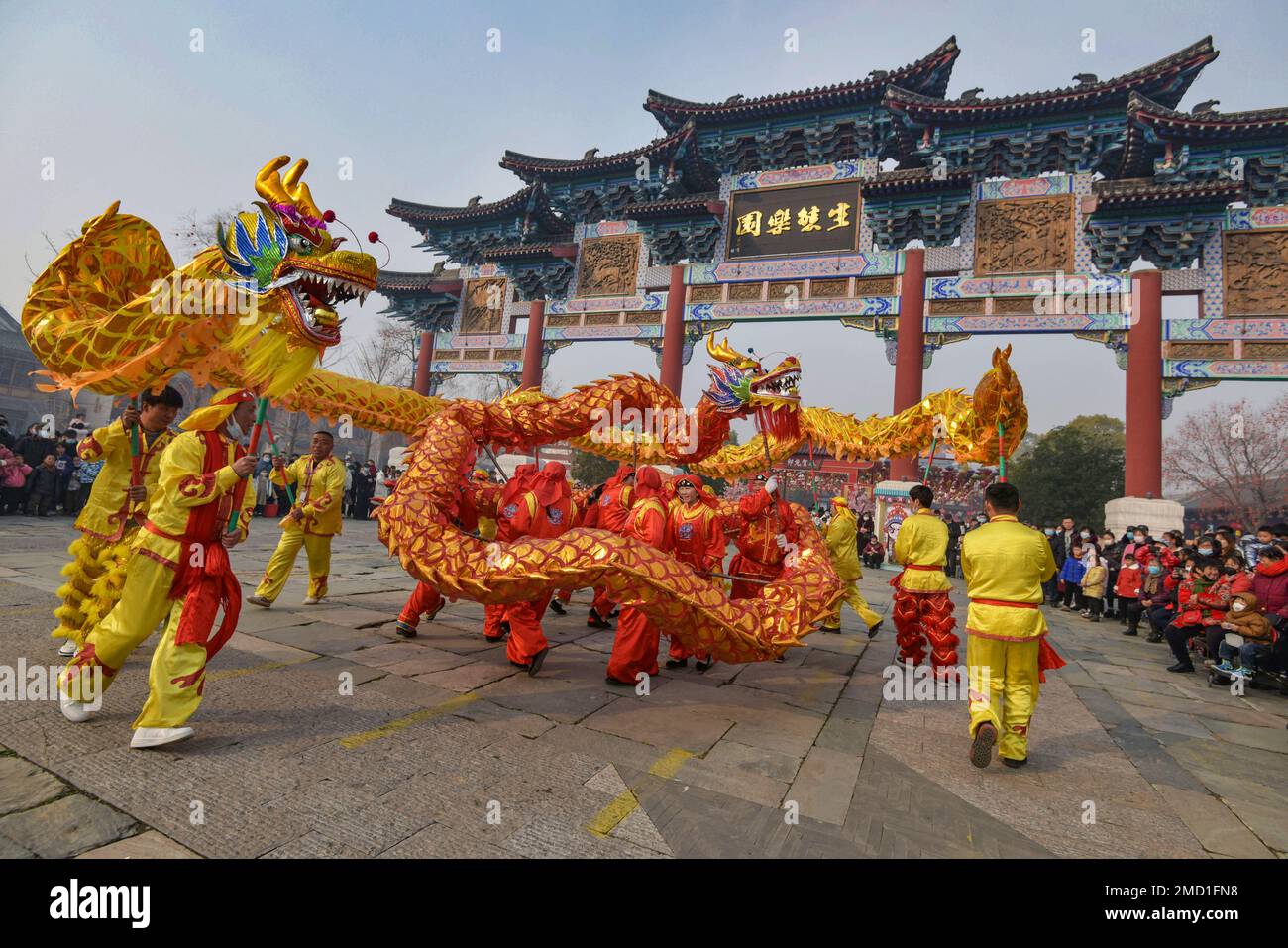 Fuyang, Chine. 22nd janvier 2023. Les interprètes se produisent lors d'une danse traditionnelle chinoise à Fuyang, qui est une célébration commune pour le nouvel an lunaire chinois. (Photo de Sheldon Cooper/SOPA Images/Sipa USA) crédit: SIPA USA/Alay Live News Banque D'Images