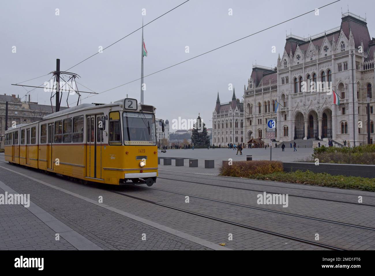 Tramway électrique passant devant le Parlement hongrois ou Országház, à Budapest, en Hongrie Banque D'Images