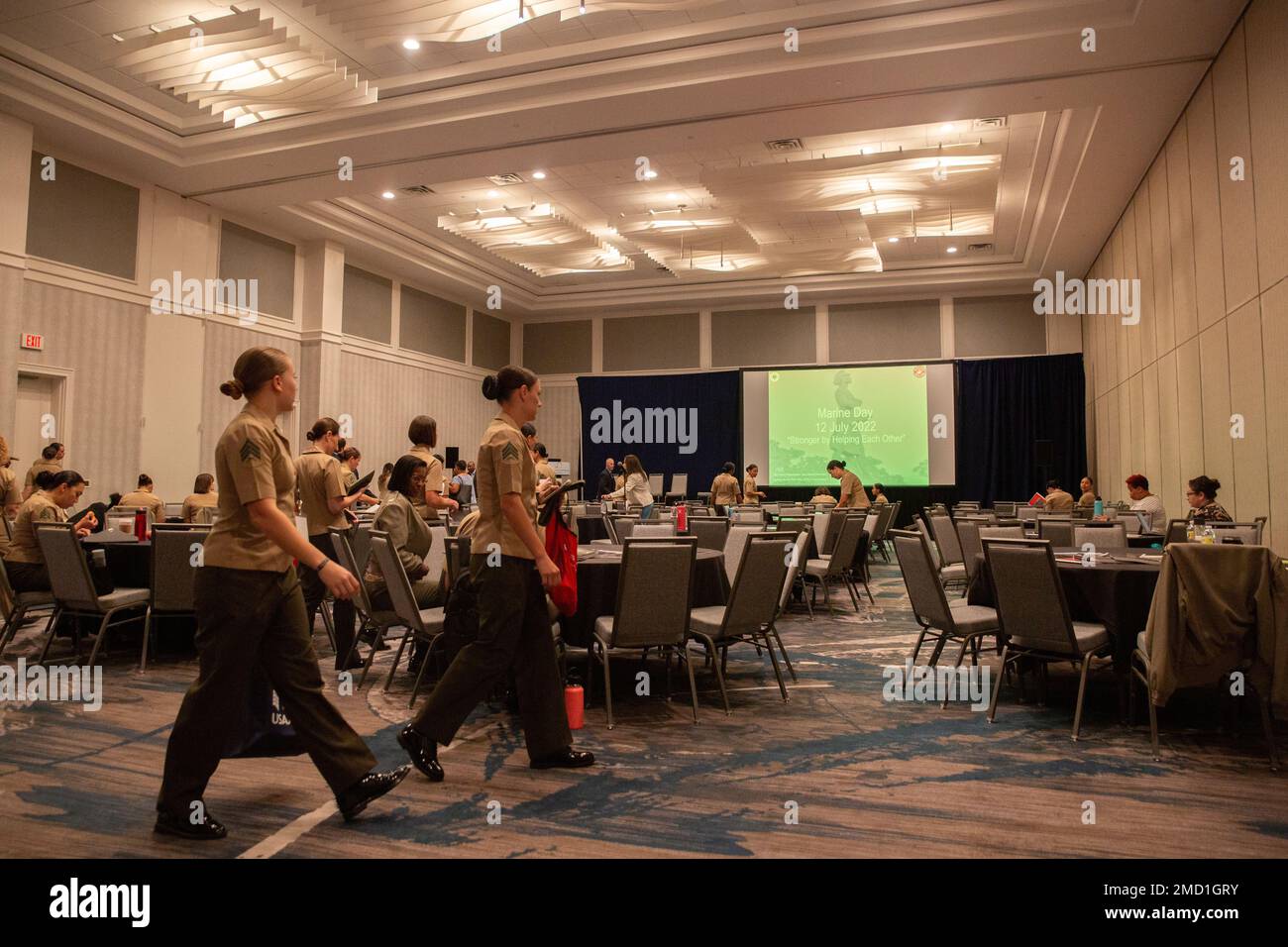 ÉTATS-UNIS Des Marines de divers commandements et unités se réunissent pour le Symposium sur le leadership des femmes (JWLS) annuel 33rd au Norfolk Waterside Marriott, Norfolk, Virginie, 12 juillet 2022. Les Marines ont participé à des forums de questions ouverts sur la gestion des talents 2030, la conception de la force 2030, la rétention et diverses autres catégories contribuant au développement professionnel. La Sea Service leadership Association accueille le JWLS et est une organisation à but non lucratif qui encourage l'amélioration du personnel par le réseautage, l'éducation et le mentorat des femmes des trois forces armées maritimes – la marine des États-Unis, Banque D'Images