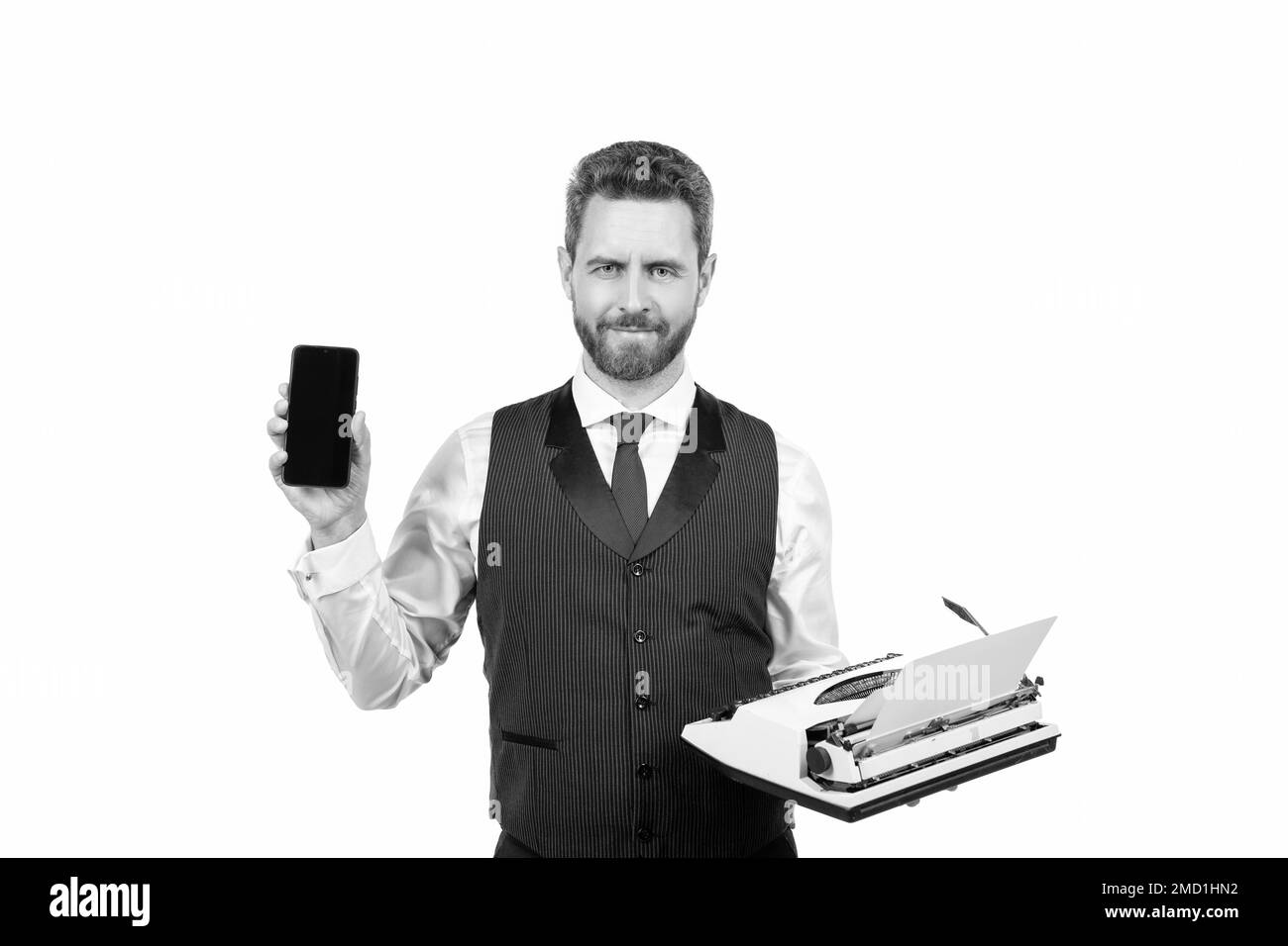 expertise en affaires. homme montre smartphone et tenir une machine à écrire rétro. pdg avec smartphone. Banque D'Images