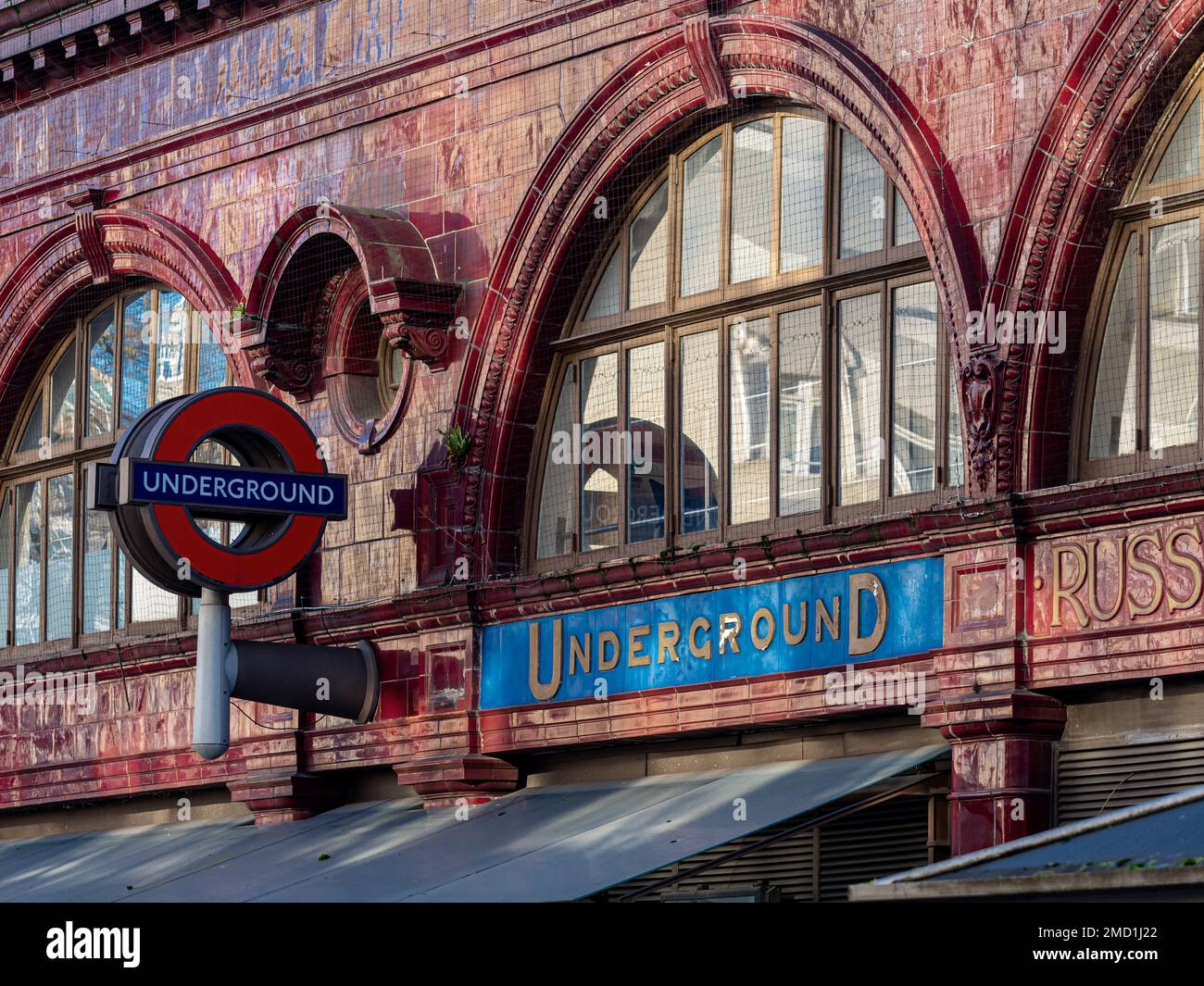 Station de métro Russell Square Bloomsbury Central London - la station de métro Russell Square a ouvert ses portes en 1906, l'architecte Leslie Green Grade II. Banque D'Images