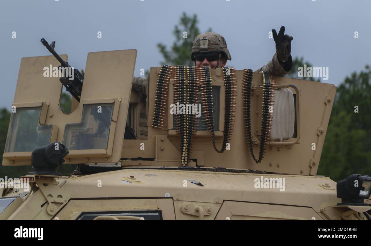 Andrew Zapata, un pilote de transport de véhicules automobiles affecté à Charlie Company, 87th Bataillon de soutien au combat, 3rd Division Brigade de soutien, 3rd Division d'infanterie, pose avec M240 mitrailleuses et des ceintures de munitions à l'état prêt lors d'un cours de qualification d'artillerie sur véhicule tactique de feu interarmées léger à fort Stewart, Géorgie, 12 juillet 2022. Cette qualification permet aux soldats de travailler en équipe cohérente dans des conditions de combat simulées en testant leurs exercices de tir-déplacement-communication avec efficacité et précision. Banque D'Images