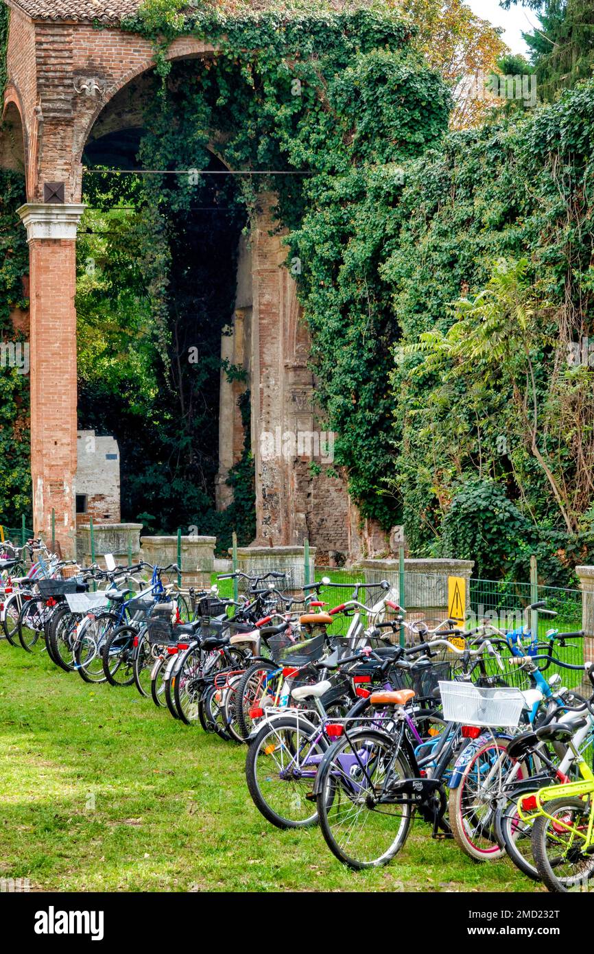 Vélos garés en face des ruines de l'église de Sant'Andrea, Ferrara, Italie Banque D'Images