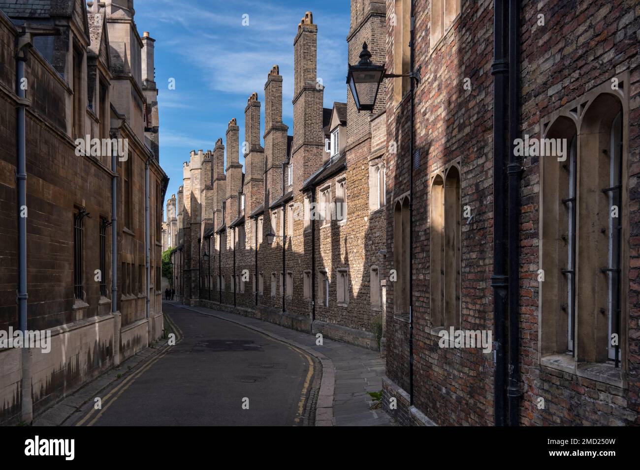 Bâtiments Tudor en brique rouge avec cheminées hautes sur Trinity Lane, Cambridge, Cambridgeshire, Angleterre, Royaume-Uni Banque D'Images