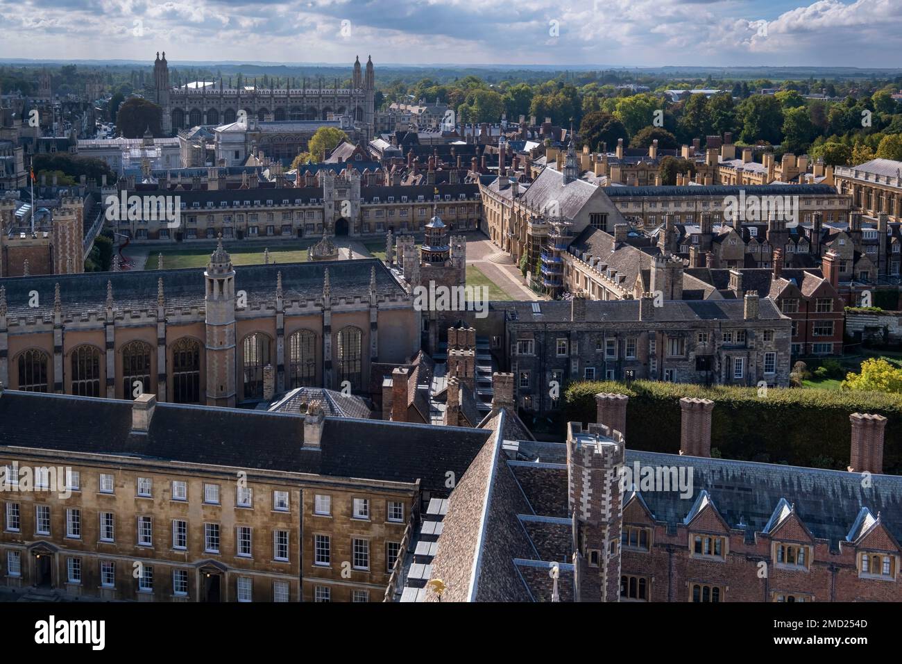 Vue surélevée sur Trinity College vers Kings College Chapel, Université de Cambridge, Cambridge, Cambridgeshire, Angleterre, ROYAUME-UNI Banque D'Images Vue surélevée sur Trinity College vers Kings College Chapel, Université de Cambridge, Cambridge, Cambridgeshire, Angleterre, ROYAUME-UNI Banque D'Images