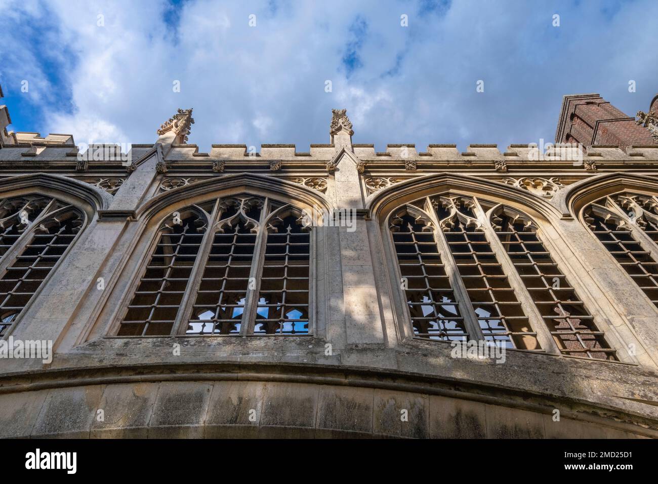 En regardant le pont des Soupirs depuis la River Cam ci-dessous, St John's College Cambridge, Cambridge University, Cambridge, Cambridgeshire, Angleterre, ROYAUME-UNI Banque D'Images