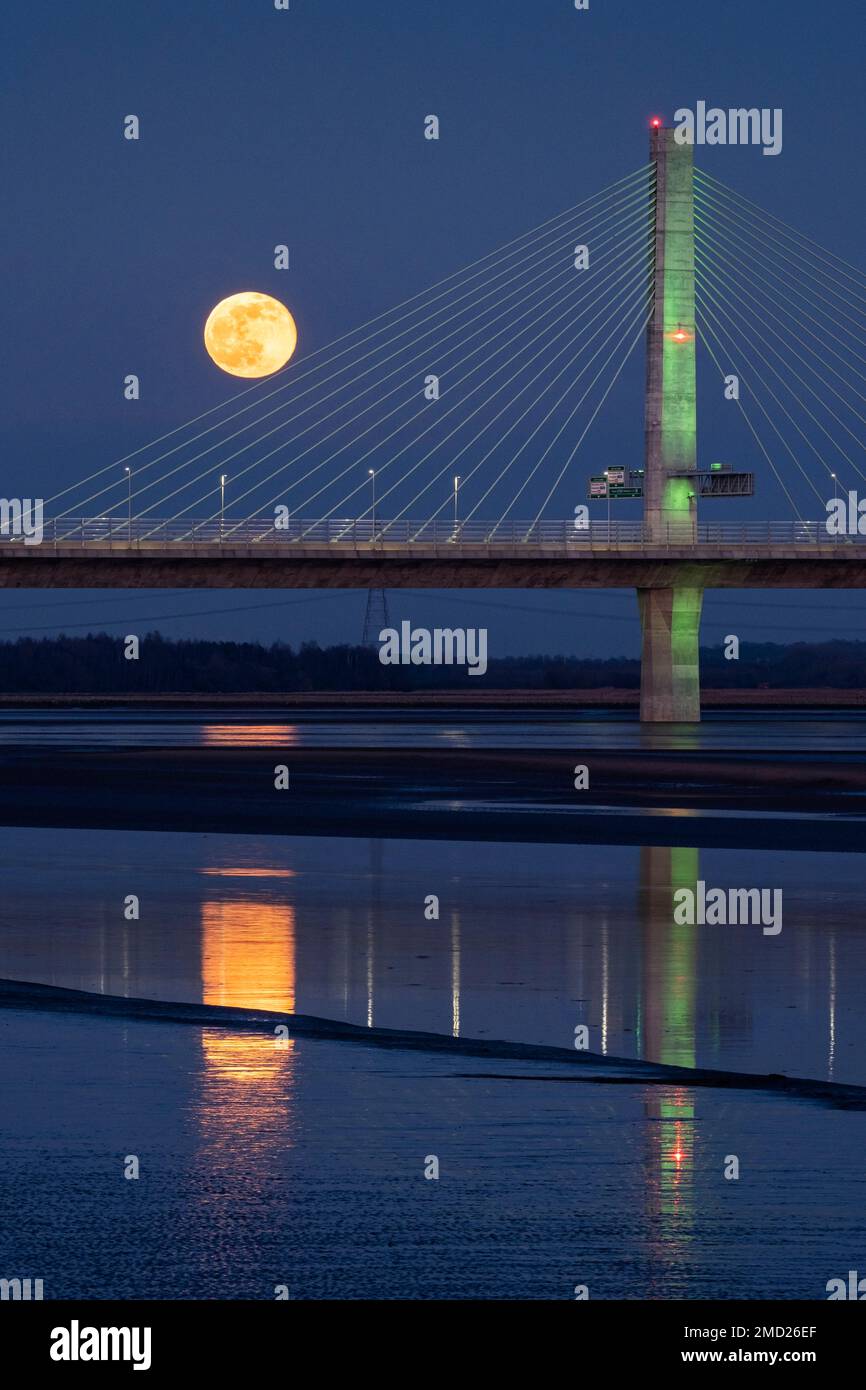 Pleine lune au-dessus du pont Mersey Gateway Bridge la nuit, rivière Mersey, Runcorn, Cheshire, Angleterre, ROYAUME-UNI Banque D'Images