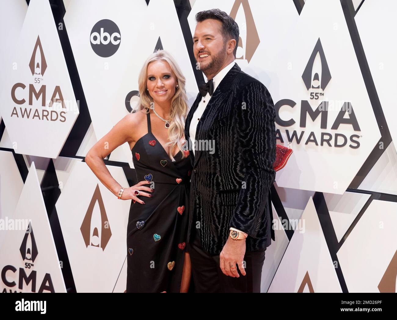 Luke Bryan, right, and Caroline Boyer arrives at the 55th annual CMA Awards on Wednesday, Nov. 10, 2021, at the Bridgestone Arena in Nashville, Tenn. (AP Photo/Ed Rode) Banque D'Images