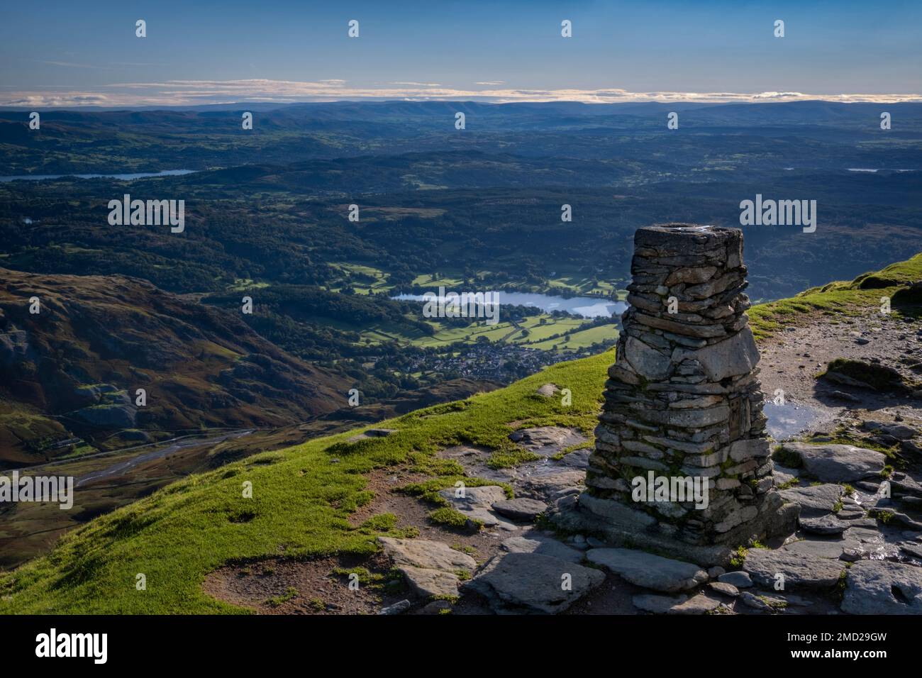 Coniston Village et Coniston Water from the Old Man of Coniston Trig point, Lake District National Park, Cumbria, Angleterre, Royaume-Uni Banque D'Images