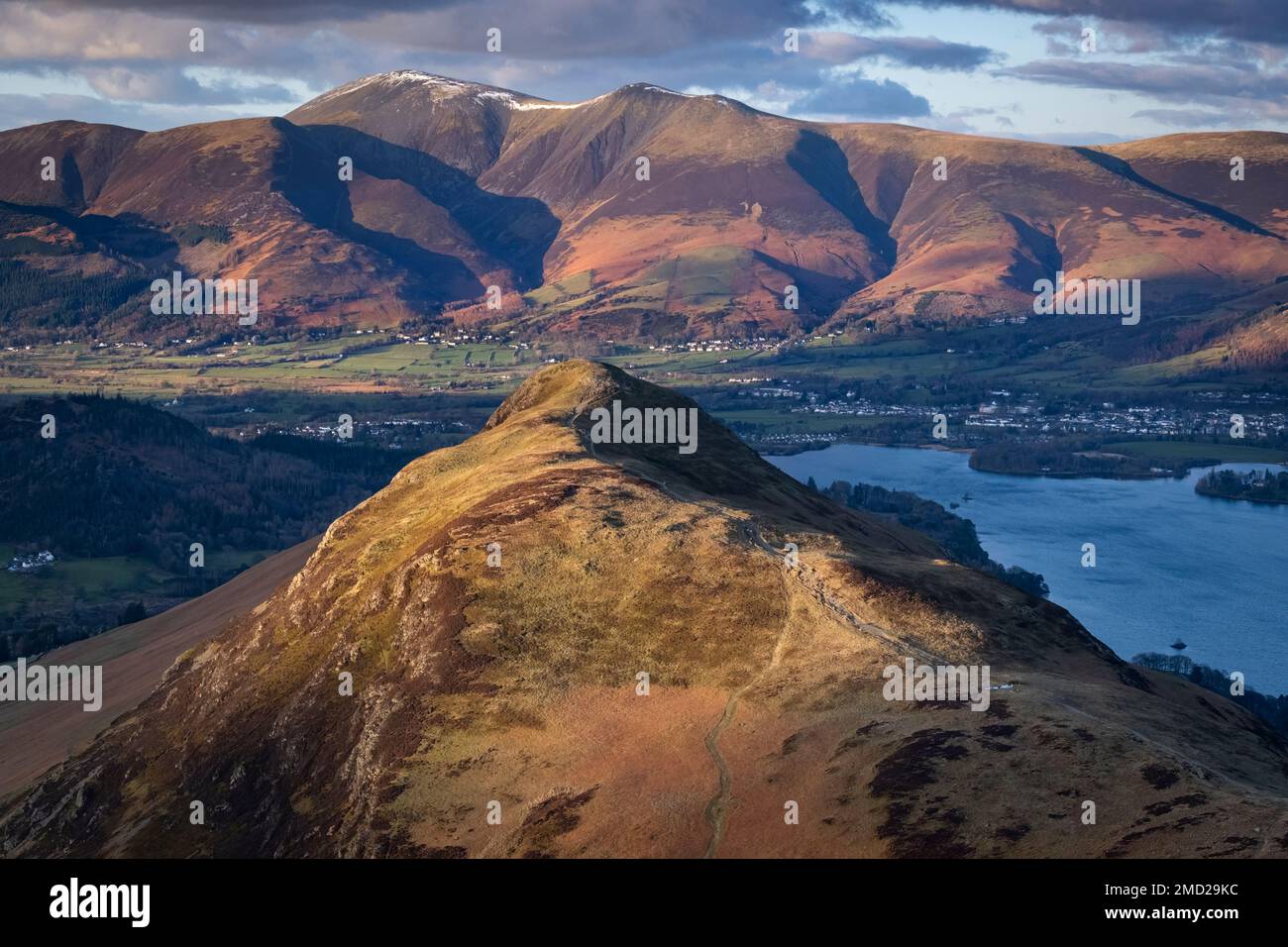Cat Bells, Derwent Water et la chaîne de Skiddaw de Maiden Moor, Lake District National Park, Cumbria, Angleterre, Royaume-Uni Banque D'Images